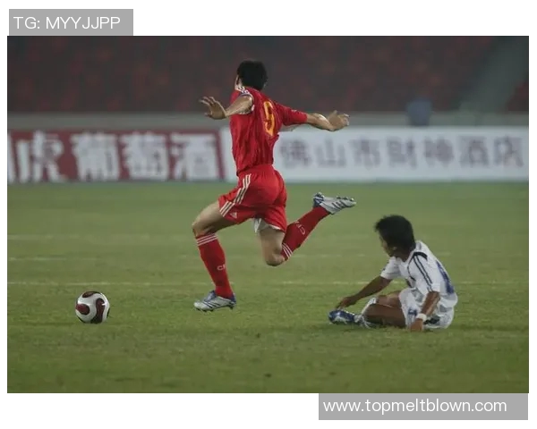 十一号球星带球突破精彩瞬间 展现无与伦比的足球技艺与速度 十一号球星带球突破精彩瞬间 展现无与伦比的足球技艺与速度