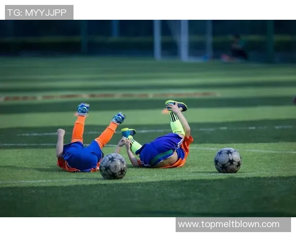 足球球星夏日时尚穿搭大揭秘 炎热季节里的清爽与个性展示